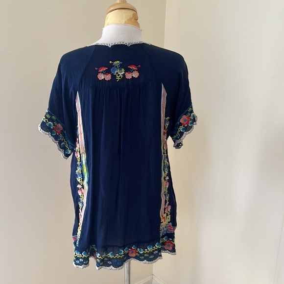 Johnny Was size M blue sky embroidered scalloped top - Picture 5 of 12